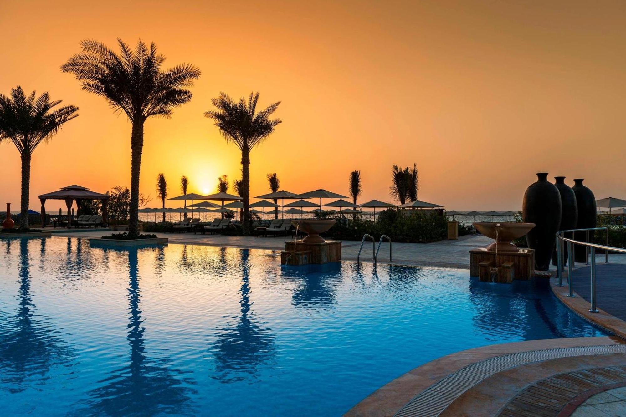 عجمان سرايا، أحد منتجعات لاكشري كولكشن، عجمان المظهر الخارجي الصورة The pool at the resort