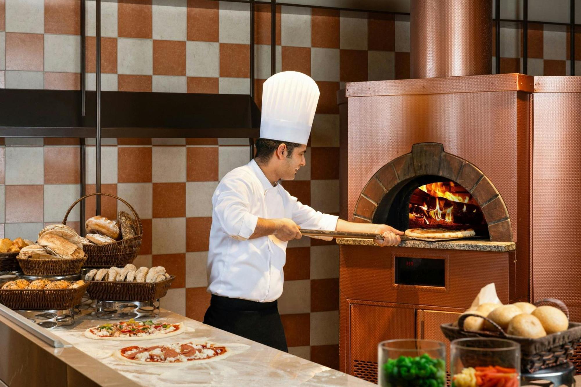 عجمان سرايا، أحد منتجعات لاكشري كولكشن، عجمان المظهر الخارجي الصورة A pizzaiolo making a pizza